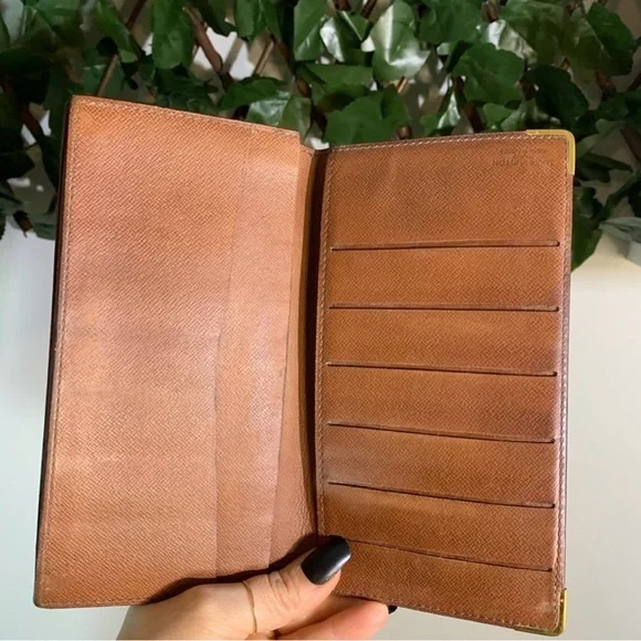 ‼️AUTHENTIC LV Checkbook ‼️ 💖Louis Vuitton Bifold Passport/Checkbook Wallet ❤️